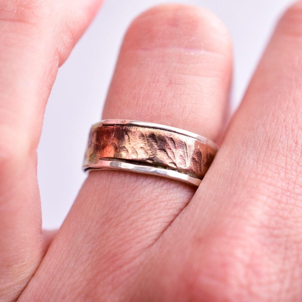 Between 2 rails ring by REM Jewellery