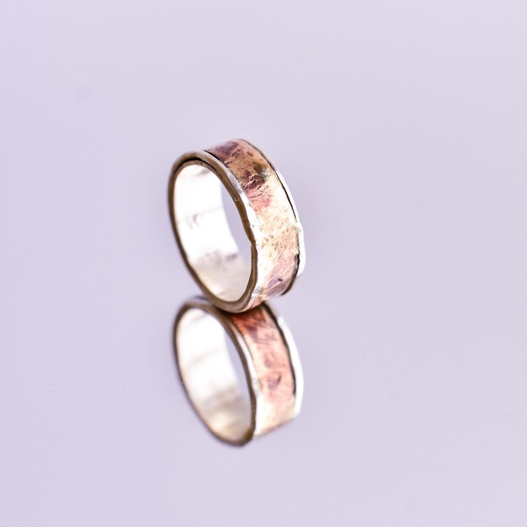 Between 2 rails ring by REM Jewellery