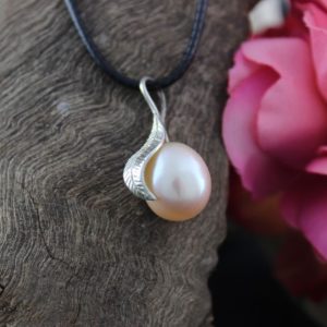 Pink Pearl Pendant with Leaf