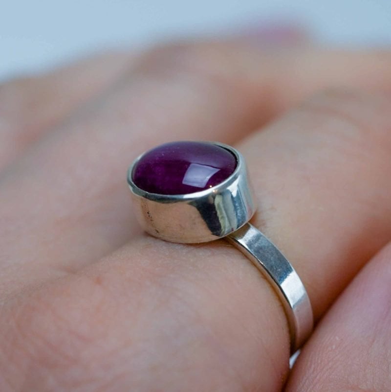 A simple sterling silver ring set with a polished carnelian. The warm red orange stone contrasts beautifully with the clean silver setting, giving the piece a modern and understated look. Easy to wear and suitable for both everyday use and more dressed up occasions.