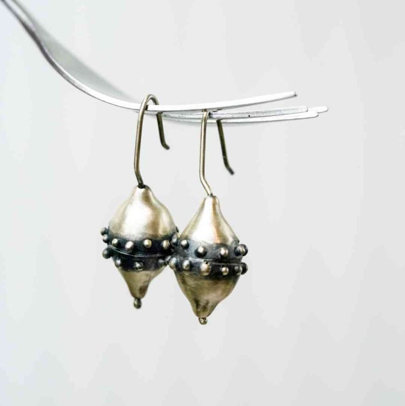 Silver cone arrings Felicity Peters (4) Two conical shaped earrings hang from a silver fork. Their middle is made of oxidized silver and decorated with small silver granules